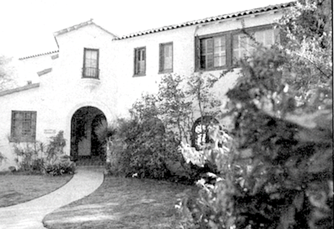 Former Oakley Hall house on Dove Court - Image by Sandy Huffaker, Jr.