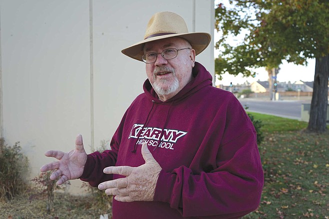 Stephen Grooms, Kearny Senior High School, classe de 1975, est fidèle à son école, comme diraient les Beach Boys. Il est président de la Kearny Community Foundation, qui recueille des fonds pour les clubs scolaires et d'autres besoins non financés.