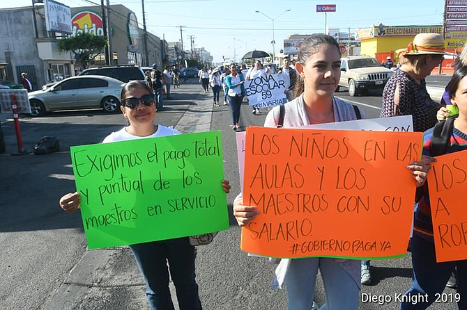 Teachers in Rosarito demanded “full and timely pay” and “children in the classrooms and teachers with their salaries.”