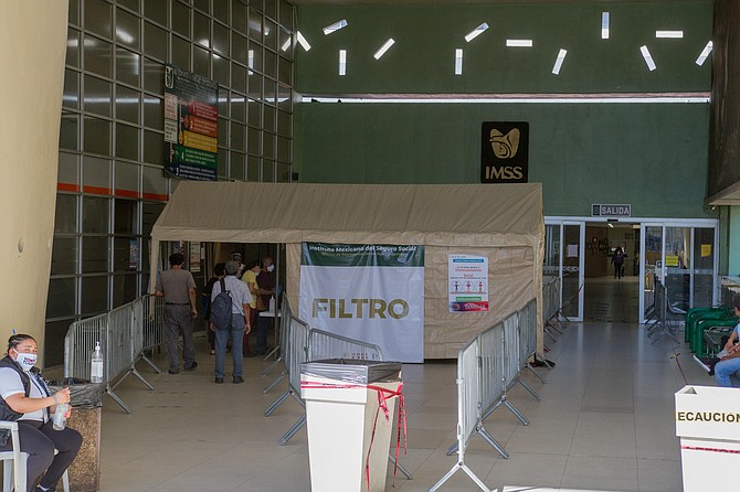 A big brown tent is set before the entrance with a sign that reads Filtro.