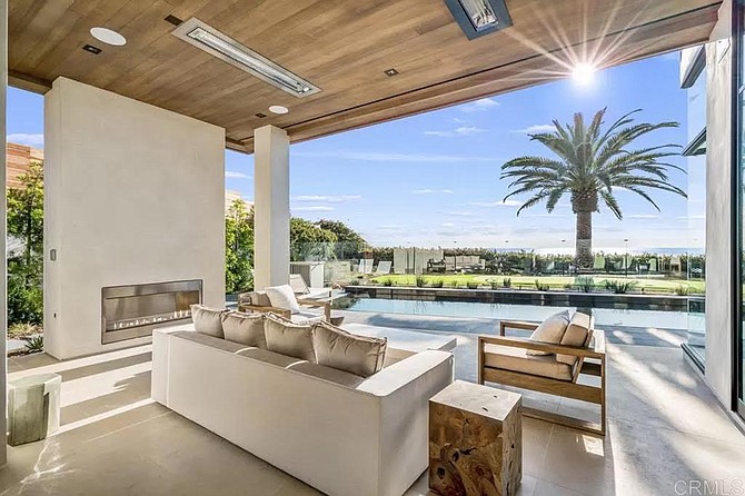 Your guests haven’t been marveled until they’ve been marveled by this seamless outdoor living.