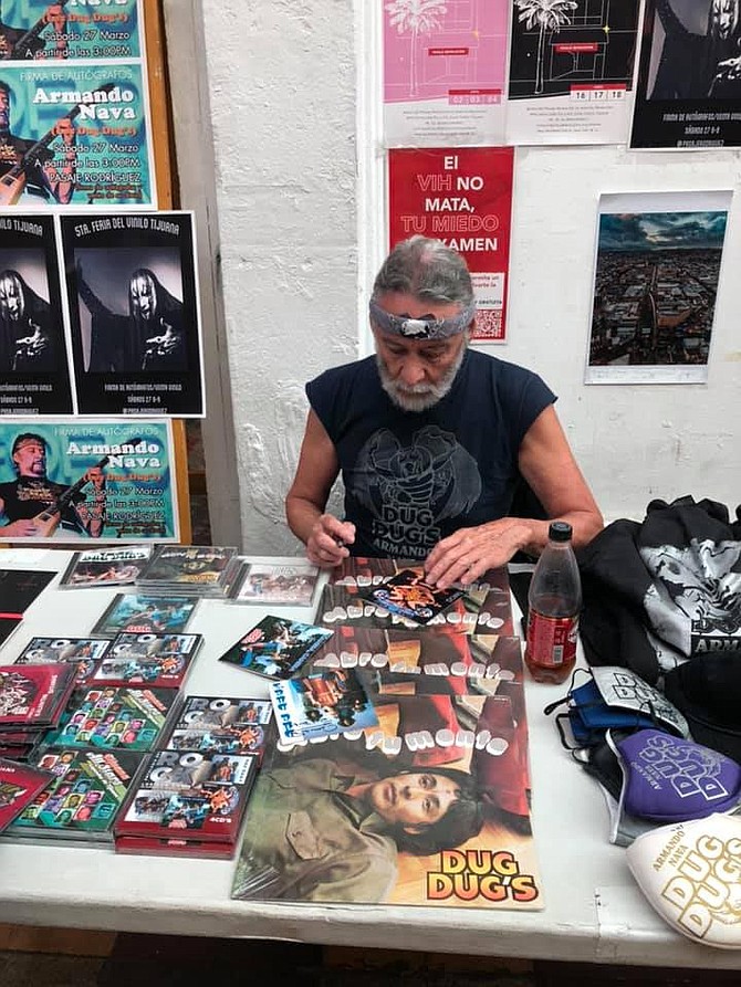 Armando Nava, guitar player and keyboardist of Dug Dug’s, a 60’s-70’s psychedelic rock band, signed autographs.