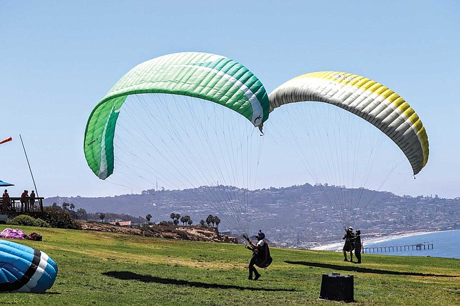 The Torrey Pines Gliderport is Southern California’s most breathtaking location for paragliding.