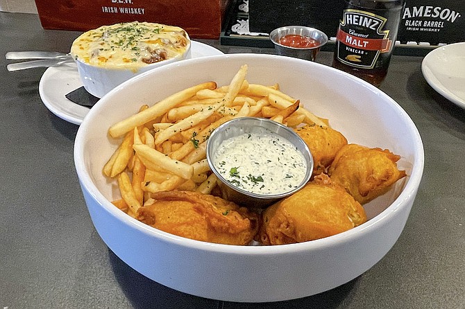 Crispy cod fish & chips, served with malt vinegar