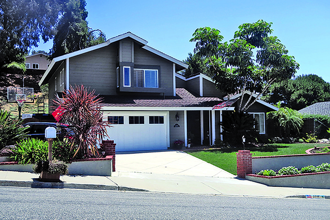 Google Street View images of 2719 Chestnut Avenue in northeast Carlsbad, from 2007 and 2021. The home last sold for $521,000 on July 10, 2009.