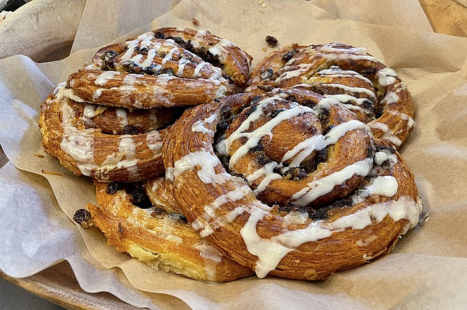 Cinnamon rolls with raisins