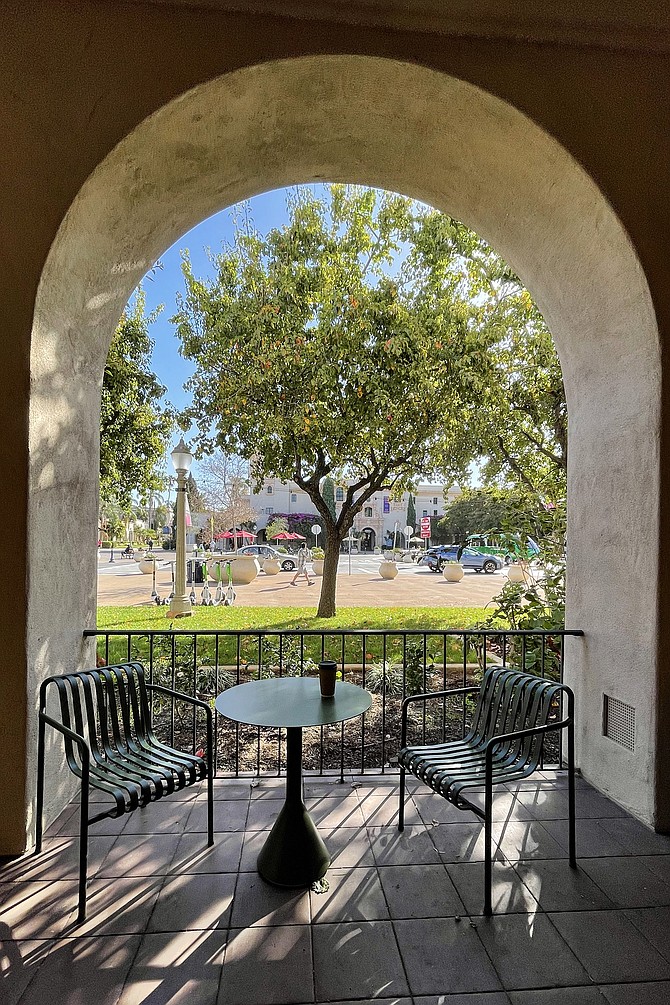 A bistro table with a view of the park and its famous architecture