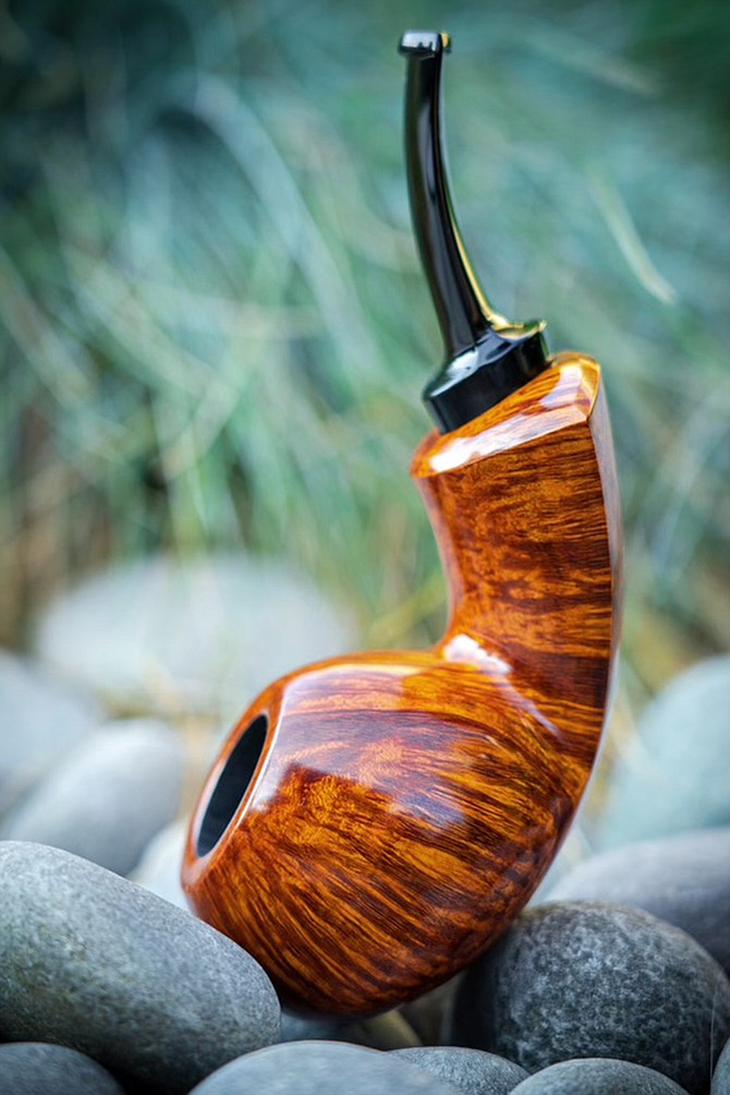 Tomato-shape pipe with angular shank.