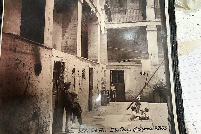 Ancient pic of a real Vecindad in Mexico City.