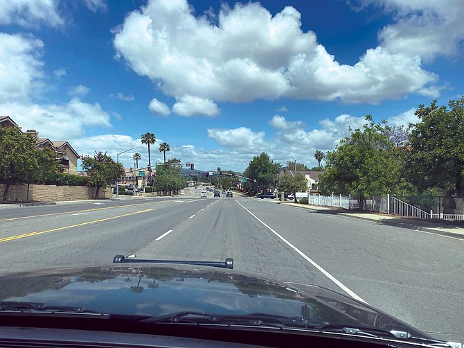 Daylight view of the road and intersection where the incident occurred.
