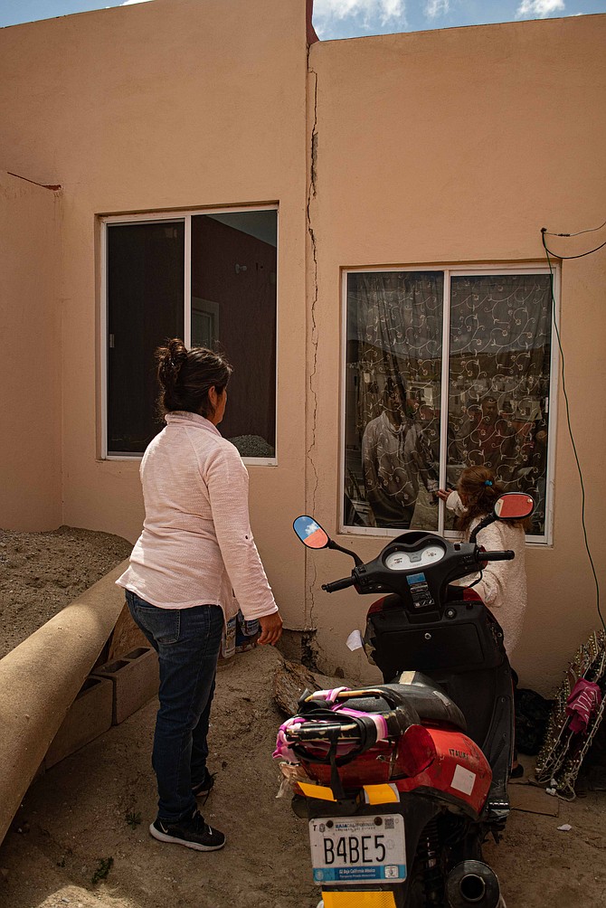 Federal commissioner Alejandro Ruiz Uribe says that cracks are normal because the houses are settling down on the ground.