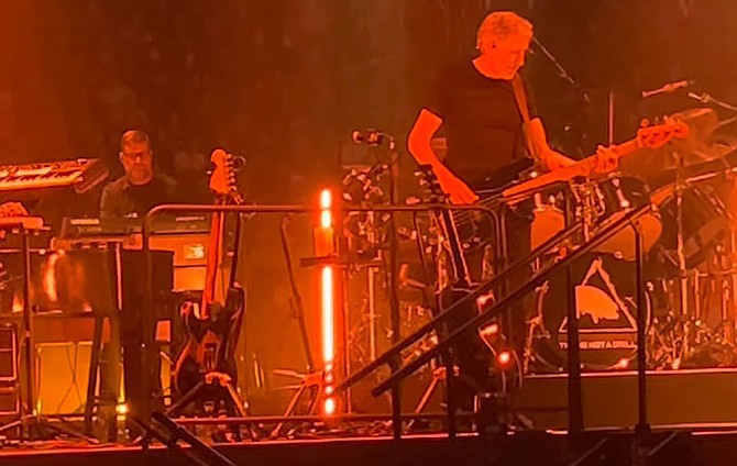 No steely glances for keyboardist Robert Walter on July 6, 2022 (Youtube screenshot)