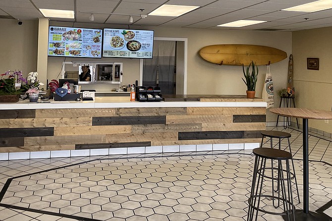 A counter shop dedicated to fried chicken