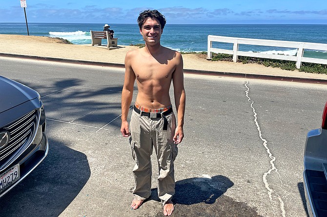 Elias Demers(23) surfs Windansea