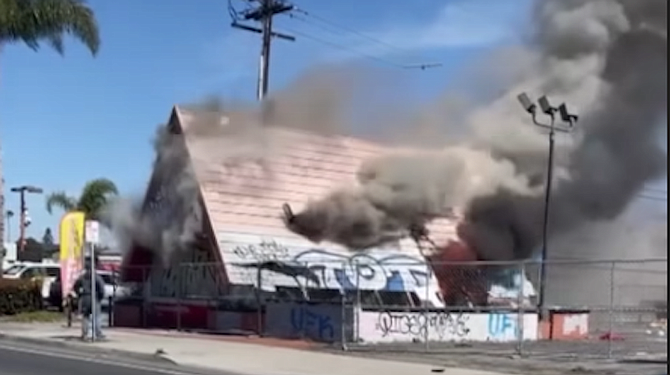 Chula Vista abandoned Wienerschnitzel on fire