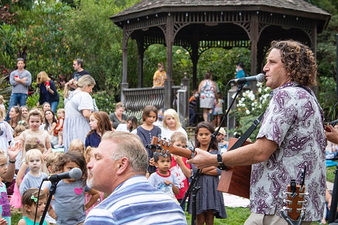 Every Thursday in July and August, enjoy longer days and warmer weather at the Botanic Garden with live music, food & drinks.