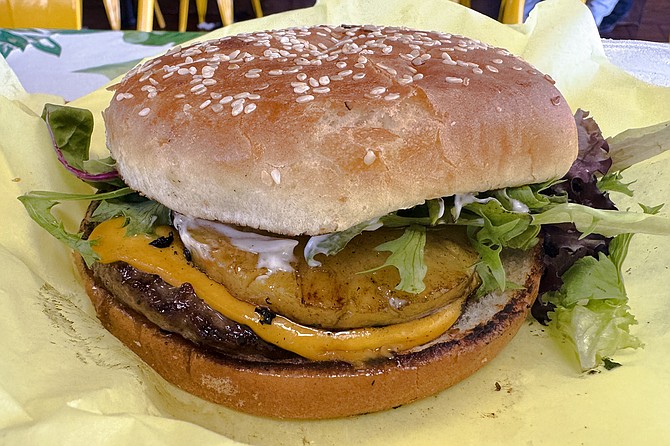 The cheeseburger Dalu Hawaiian calls Pineapple Beef (The Best)