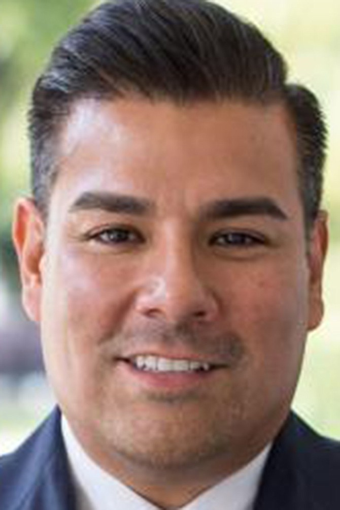 Ricardo Lara savored supper with Sempra.