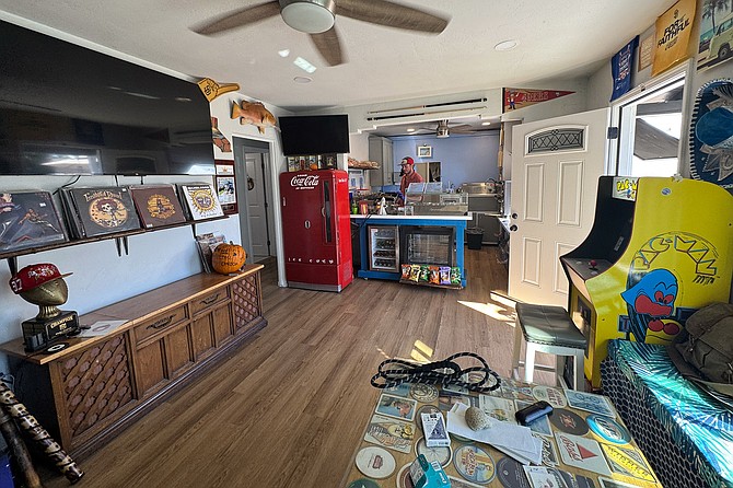 The living room at Starvin Marvins