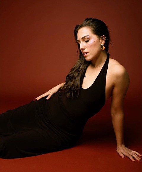 Drawing inspiration from jazz and soul legends like Ella Fitzgerald, Frank Sinatra, Ray Charles, and Norah Jones, San Diego-based singer/songwriter Marelle has a captivating sound that is uniquely her own.