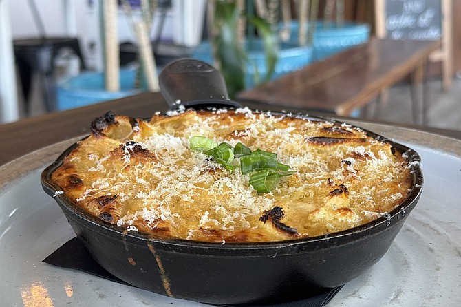 Plant-based Mac n' cheese, covered in breadcrumbs in a cast iron pan