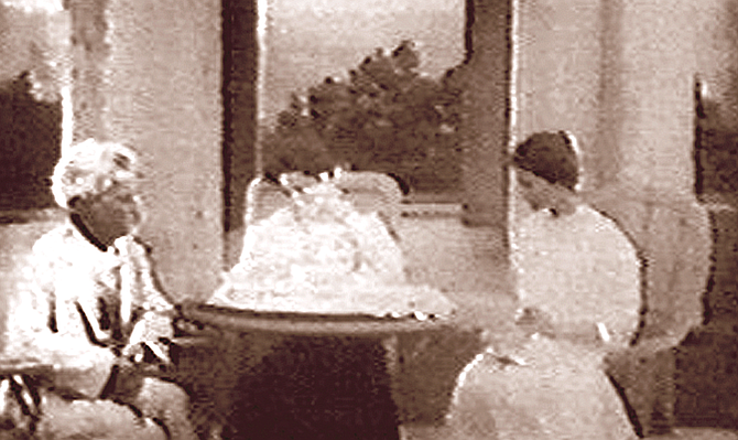 Twain with Clara and Jean. Clara spent her childhood and adolescence with her older sister Susy and younger sister Jean, in the 19-room mansion in Hartford, Connecticut.