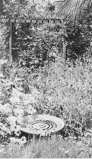 Pat Welsh was “born into a family of garden lovers from Yorkshire, England,” daughter of the 1930s actress Ruth Fischer-Smith and film producer Emerson Fischer-Smith (“His best movies were Ali Baba and the Forty Thieves, Men of Steel, and Tiger Bay").