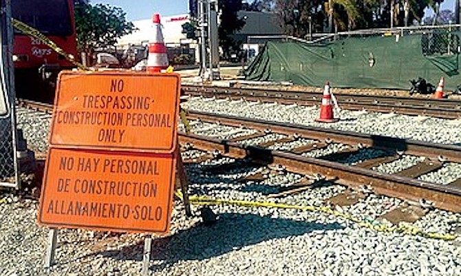 This sign is simultaneously counter nonsensical and counter to its own aim. Translating it back to English it would render: “There is no construction personal — Break-ins only.”