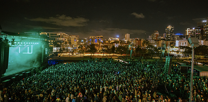 A sea of faces, not of screens
